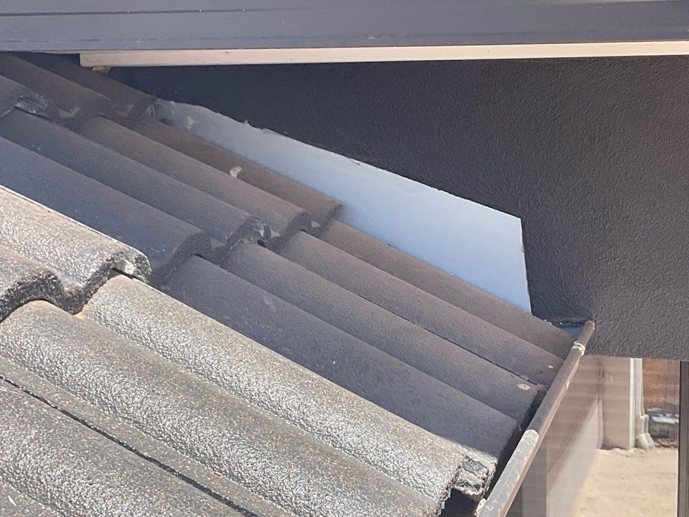 Apron flashing fixed at more than 100mm spacings, so it can lift, Truganina