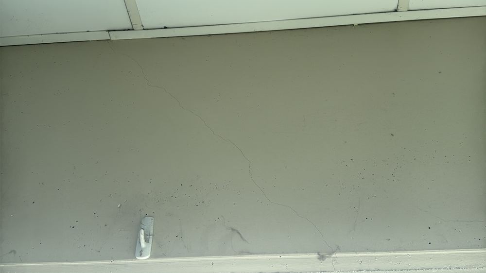 Cracks at window corners: when a buyer should bring in an engineer